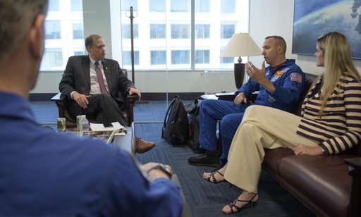 Administrator Meets with Astronauts