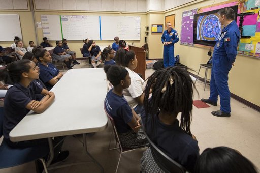 Astronauts Bresnik and Nespoli at the Washington School for Girl