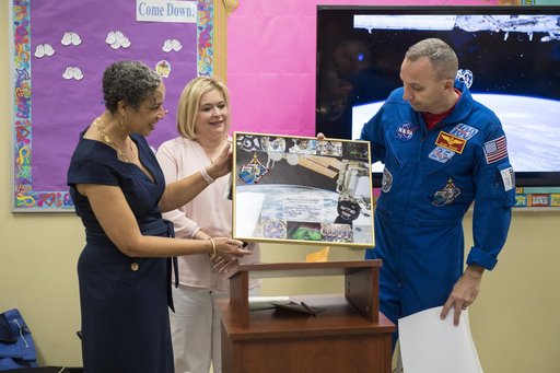 Astronauts Bresnik and Nespoli at the Washington School for Girl