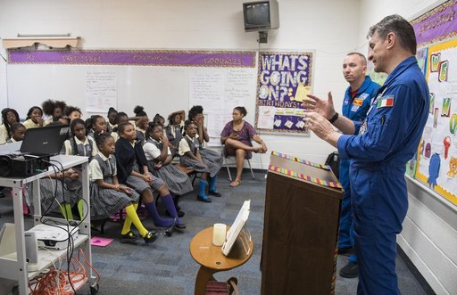 Astronauts Bresnik and Nespoli at the Washington School for Girl