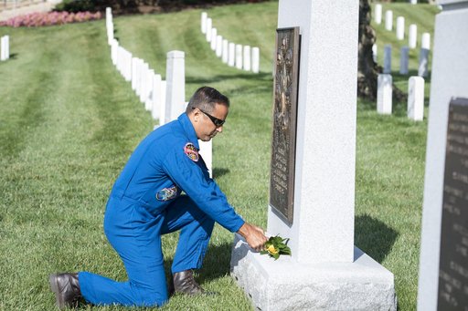 Astronauts Vande Hei and Acaba at the Arlington National Cemeter