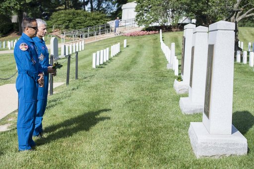 Astronauts Vande Hei and Acaba at the Arlington National Cemeter
