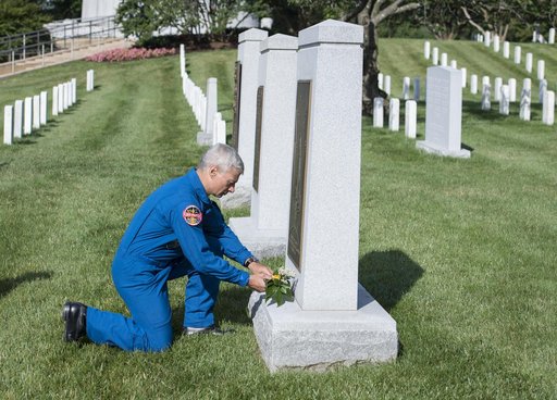 Astronauts Vande Hei and Acaba at the Arlington National Cemeter