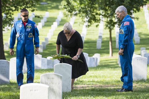 Astronauts Vande Hei and Acaba at the Arlington National Cemeter