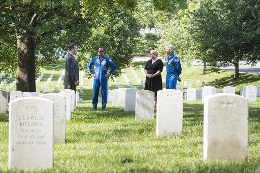 Astronauts Vande Hei and Acaba at the Arlington National Cemeter