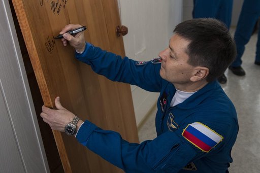 Expedition 58 Door Signing