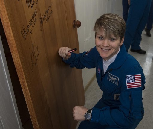 Expedition 58 Door Signing
