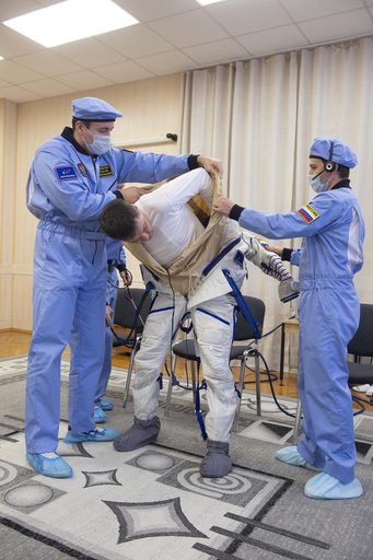 Expedition 58 Suit Up