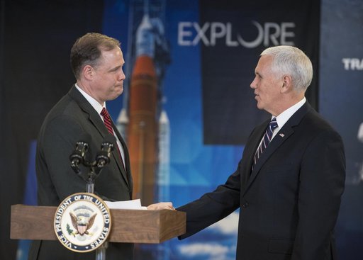 Vice President Meets with NASA Employees