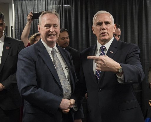Vice President Meets with NASA Employees