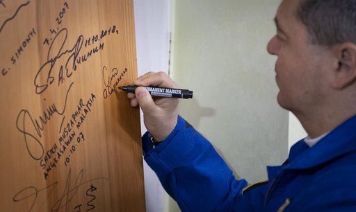 Expedition 61 Door Signing