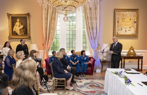 French Sign Artemis Accords