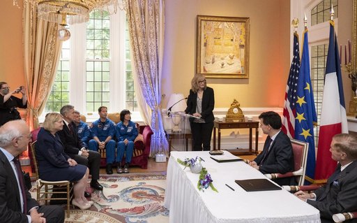 French Sign Artemis Accords
