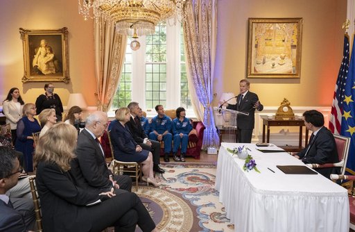 French Sign Artemis Accords