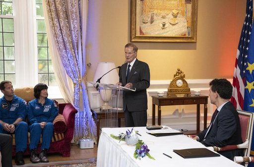 French Sign Artemis Accords