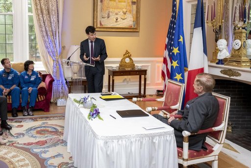 French Sign Artemis Accords