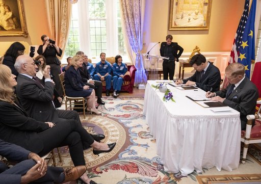 French Sign Artemis Accords