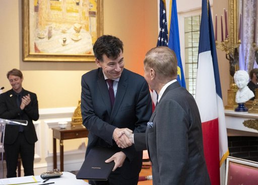French Sign Artemis Accords