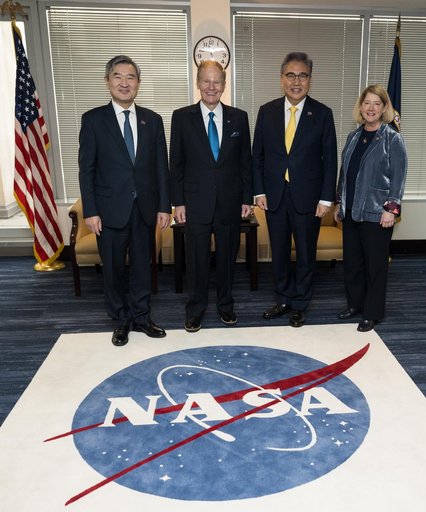 NASA Leadership Meets with Republic of Korea’s Minister of For