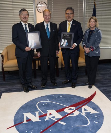 NASA Leadership Meets with Republic of Korea’s Minister of For