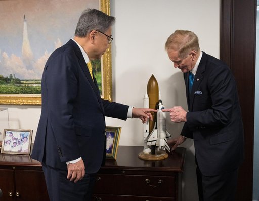 NASA Leadership Meets with Republic of Korea’s Minister of For