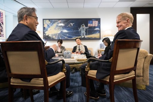 NASA Leadership Meets with Republic of Korea’s Minister of For