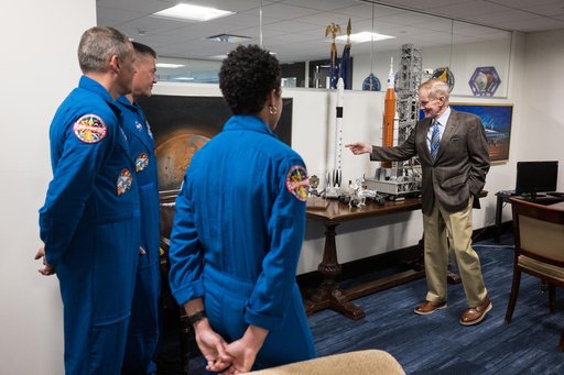 NASA Leadership Meets with NASA’s SpaceX Crew-4 Astronauts