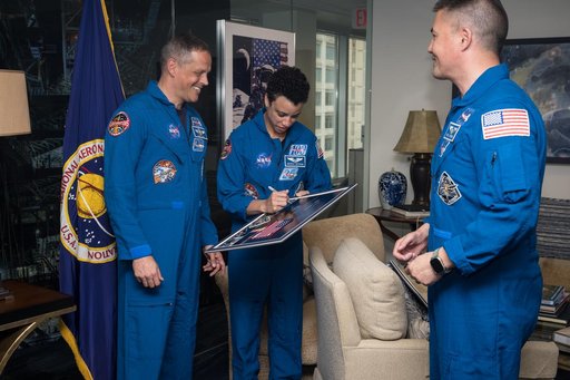 NASA Leadership Meets with NASA’s SpaceX Crew-4 Astronauts