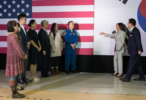 Vice President Harris and President Yoon at GSFC