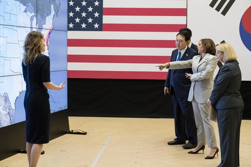 Vice President Harris and President Yoon at GSFC