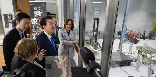 Vice President Harris and President Yoon at GSFC