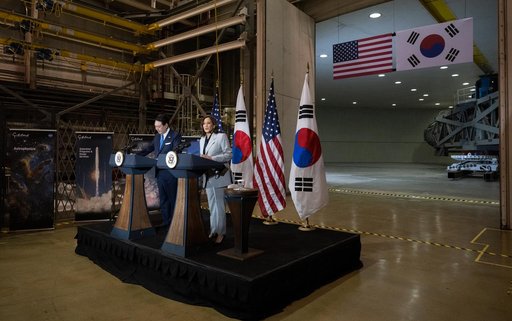 Vice President Harris and President Yoon at GSFC