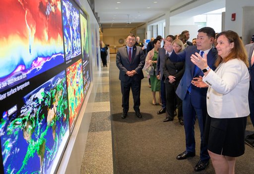 Mongolian Prime Minister and NASA Deputy Administrator Meet