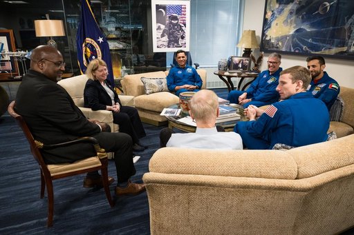 NASA Leadership Meets with Crew of Expedition 69