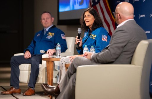 NASA Astronauts Wilmore and Williams at Boeing Headquarters