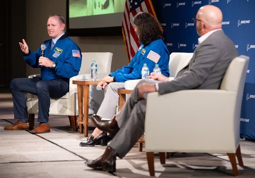 NASA Astronauts Wilmore and Williams at Boeing Headquarters