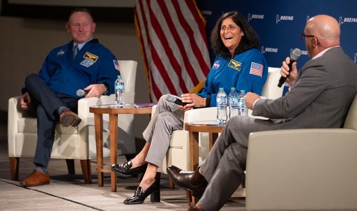NASA Astronauts Wilmore and Williams at Boeing Headquarters