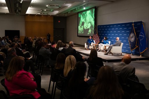 NASA Astronauts Wilmore and Williams at Boeing Headquarters