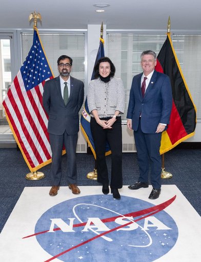 NASA Associate Administrator Meets with German Minister for Rese