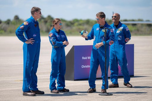 Artemis II Crew Arrives at Kennedy