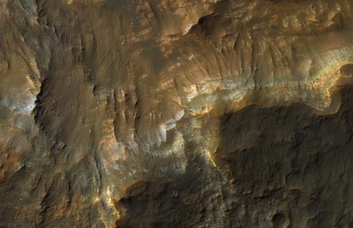 Colorful Layers in Ariadnes Colles