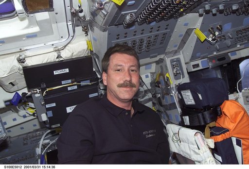 Commander Rominger poses on the flight deck of Endeavour