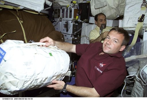MS Guidoni and MS Lonchakov work with stowage bags on the middeck of Endeavour