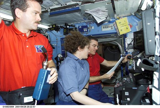 Hadfield, Helms and Voss work on the SSRMS controls in Destiny