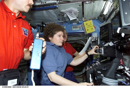 Hadfield, Helms and Voss work on the SSRMS controls in Destiny