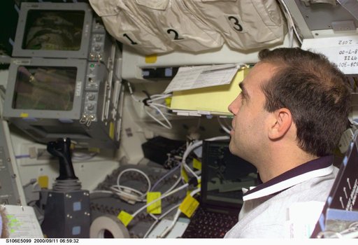 MS Mastracchio operates the RMS on the flight deck of Atlantis during STS-106