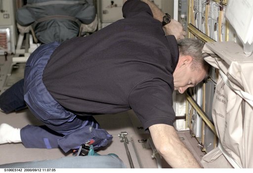 Commander Wilcutt works on the Zvezda / Service Module during STS-106