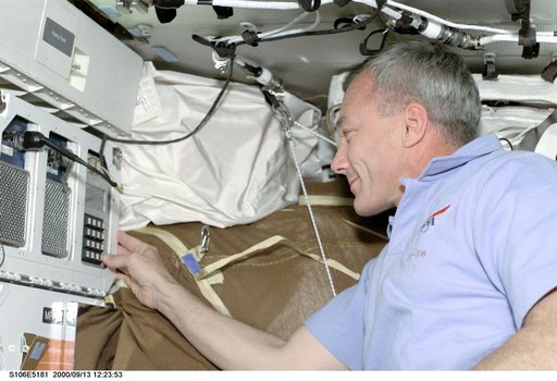 Commander Wilcutt works on DTO 700-14 on Atlantis during STS-106