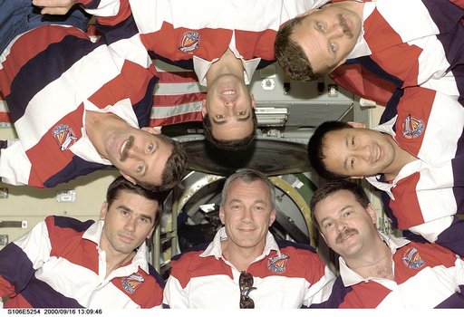 STS-106 crewmembers pose for a official group photograph on Zvezda