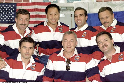 STS-106 crewmembers pose for a official group photograph on Zvezda